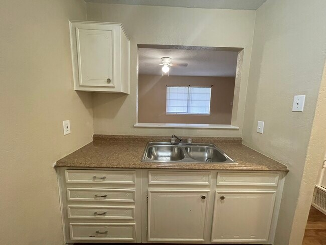 Photo - 327 E Locust St