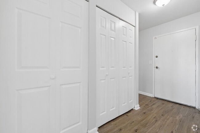 1BR, 1BA - 714SF - Hallway Closets