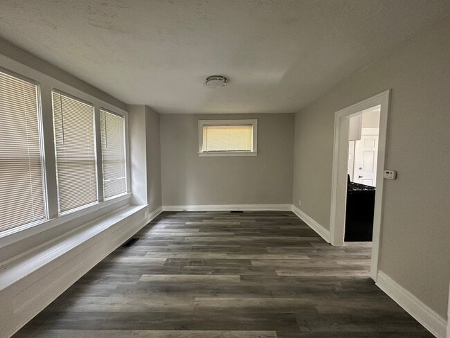 Photo - 722 Delhi Ave