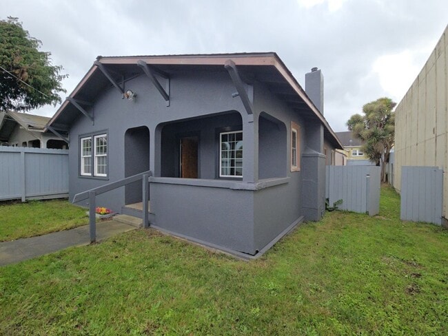 Building Photo - 2BR Eureka home features fully-fenced yard!