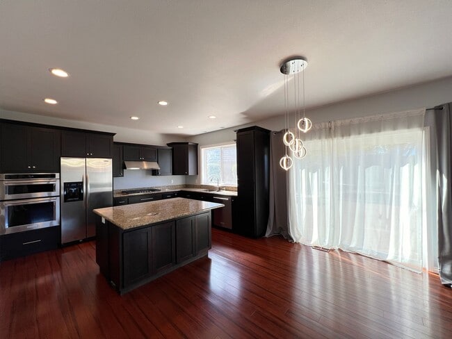 Photo - 1592 Kingston Way