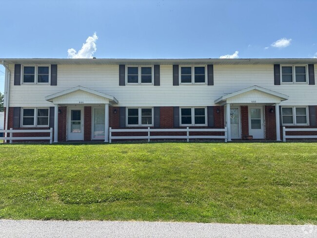 Building Photo - 2 Bedroom, 1 Bath Townhouse in LeClaire, IA