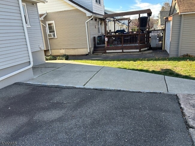 Photo - 256 E 7th St