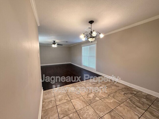 Photo - 2528 St Joseph St