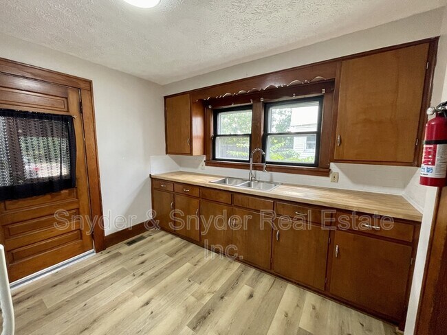 Photo - 141-141 Wadsworth Ave