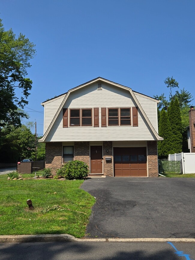 Building Photo - 27 Beech St