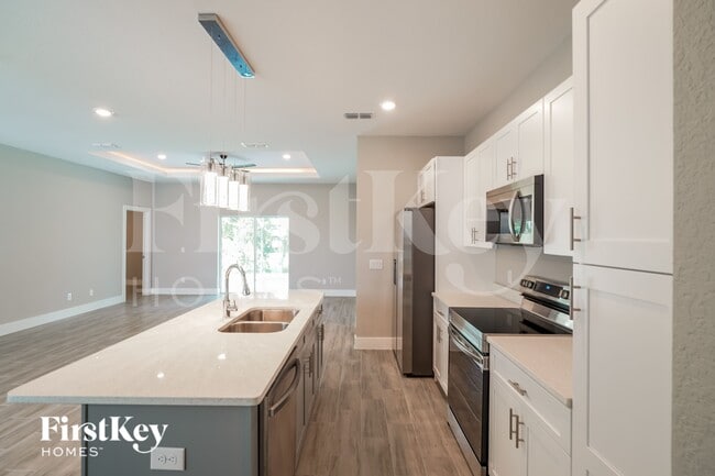 Photo - 1829 Superior Way