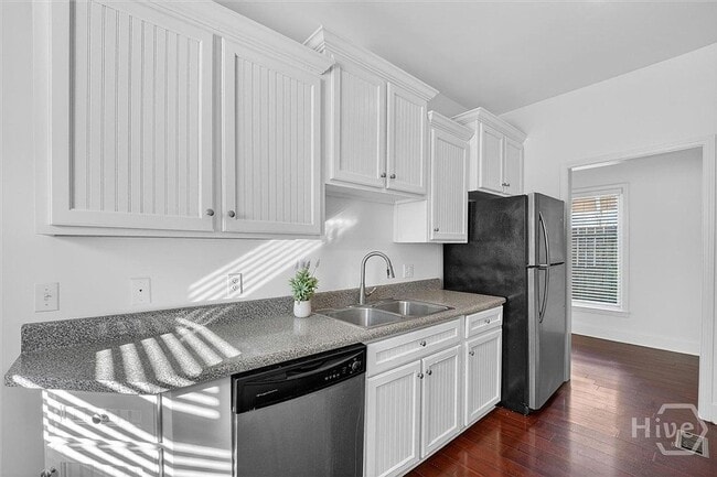 Photo - 506 E 31st St