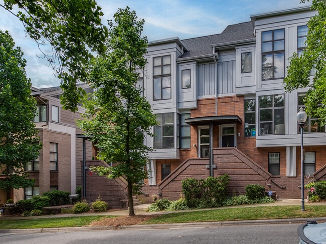 Building Photo - 640 Garden District Dr