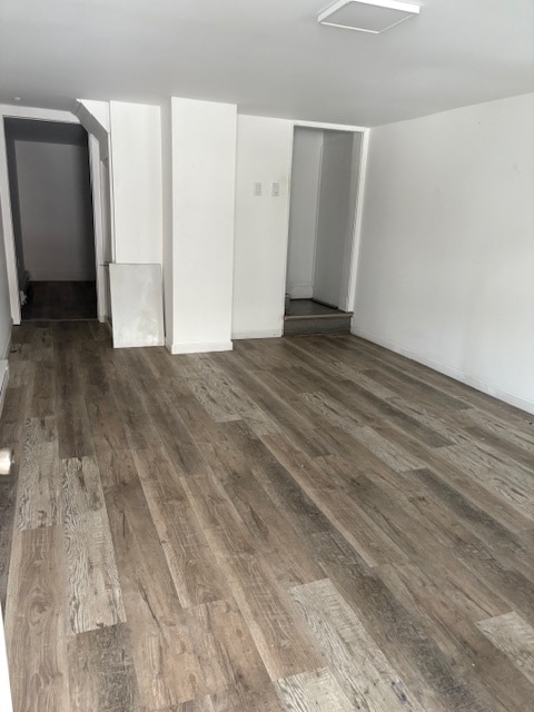 Habitación en planta baja a dormitorio y piso superior - 105 W Ridge St