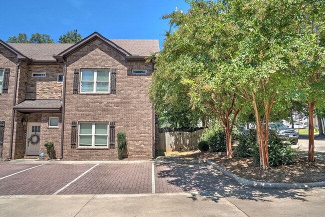 Building Photo - Heisman Villas: End Unit with Parking & Pr... Rental