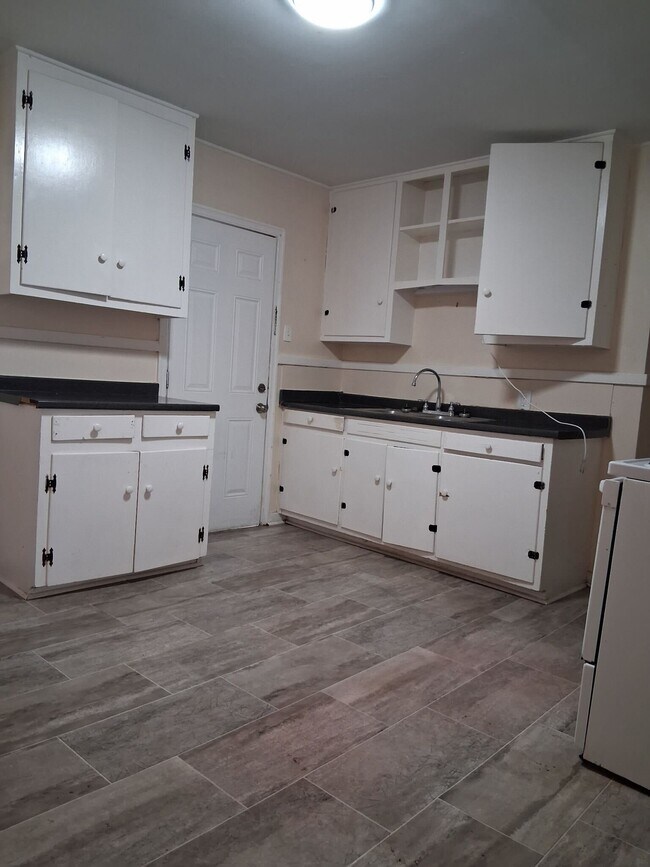 Photo - 647 Robinhood Rd