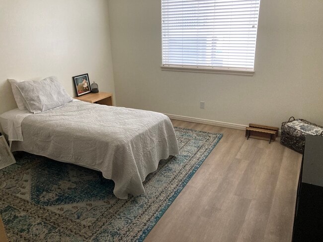 Building Photo - 1969 N Canyon Rd Unit 210 Master Bedroom