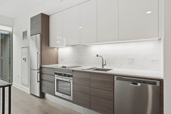 Photo - 333 W Hubbard St