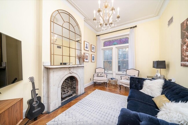 Building Photo - 829-831 Hudson St Unit 2