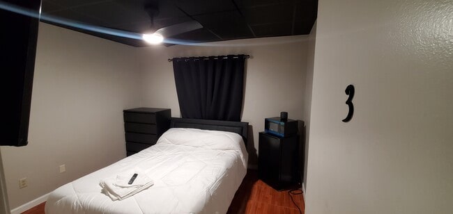 Queen Bed, 45" Smart Tv, Mini Fridge Dresser - 2665 Bay Leaf Dr