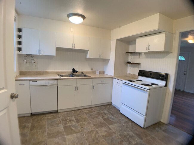 Photo - Adorable SE Cottage - 3 Bedrooms, 1 Bath 912 Sq. Ft.