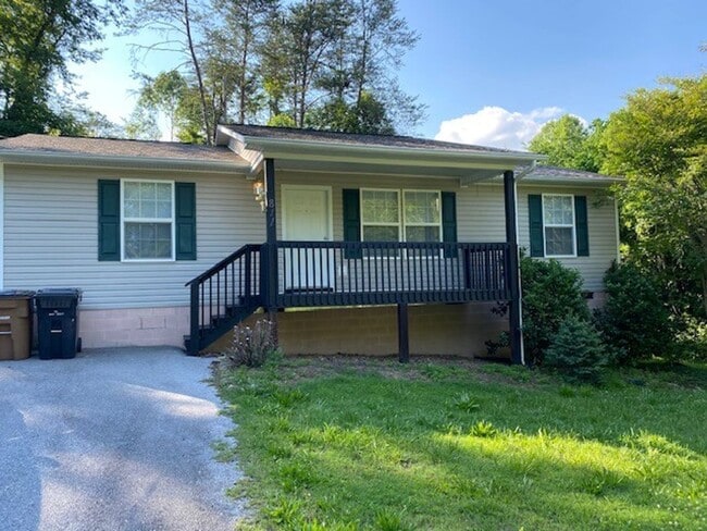 Building Photo - Knoxville, 3 bedroom home with fenced yard