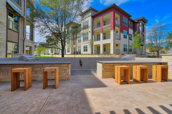 Poolside Grills at Park at Rialto Apartments, San Antonio - Park at Rialto Apartments