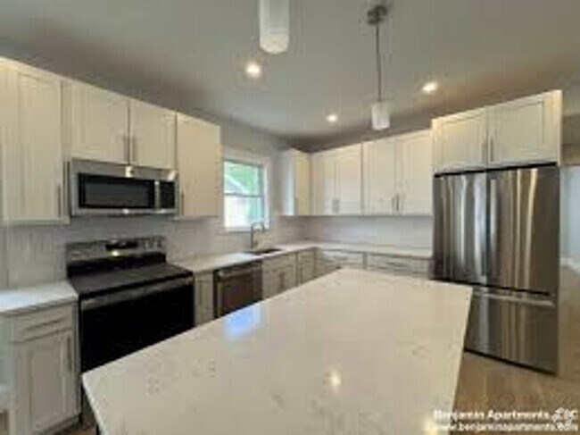 Building Photo - All New, In-Unit Washer and Dryer, Parking... Rental