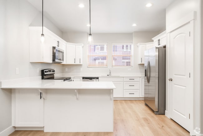 Building Photo - Bright & Modern 3-Bed Townhome in Prime Le...