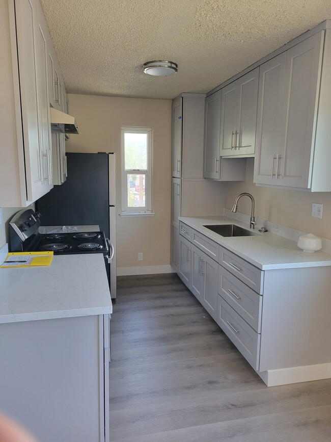Building Photo - 3500 Flora Vista Ave Unit 3