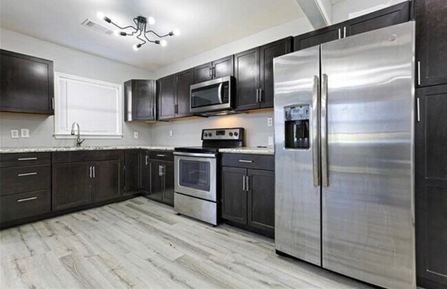 Photo - 1916 Moss St