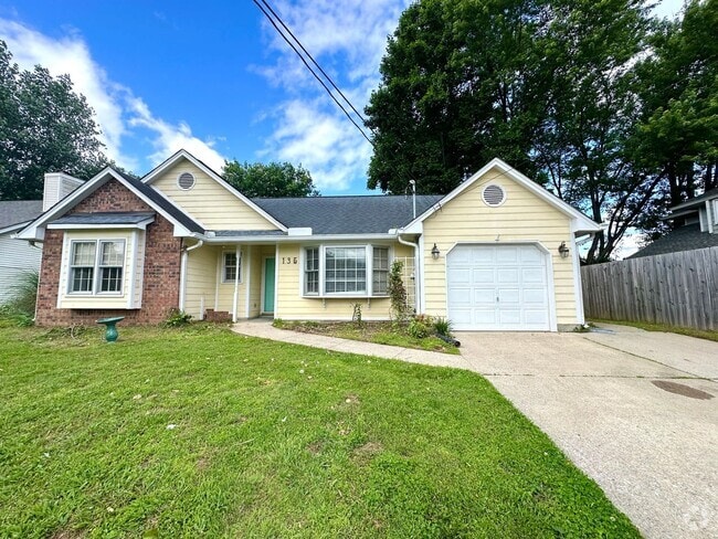 Building Photo - Renovated 3 Bedroom 2 Bath in Hendersonvil... Rental