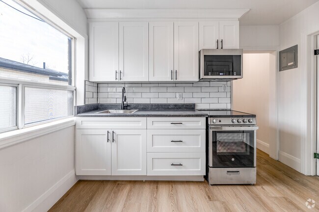 1BR, 1BA - 269SF - Kitchen - 1252 Davenport Rd