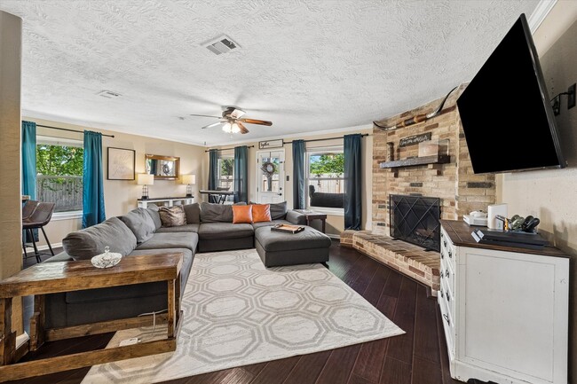 Photo - 6223 Vinewood Ln