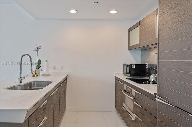 Building Photo - 200 Biscayne Blvd Way Unit 3514