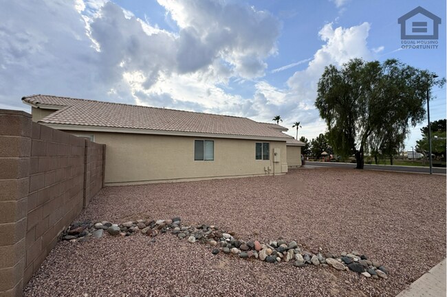 3Bed/2Bath House at Northern Ave/87th Ave! Move-In Ready on 09/10/2026! – Corner Lot!