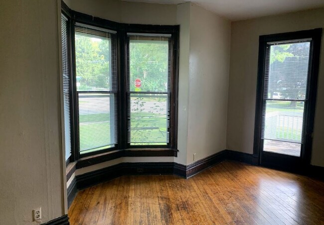 Photo - 830 Bowery St