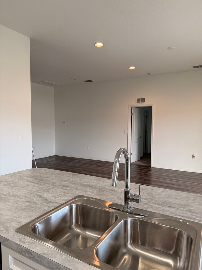 Photo - 281 Arbuthnot St