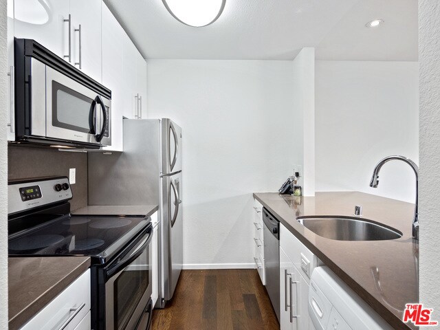 Kitchen - 141 S Clark Dr Unit 408