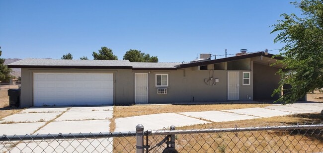 Building Photo - Apple Valley, 5 Bedrooms, 2.5 Bathrooms, L... Rental