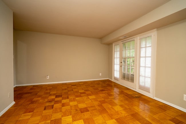 Photo - Finian's Court Apartments