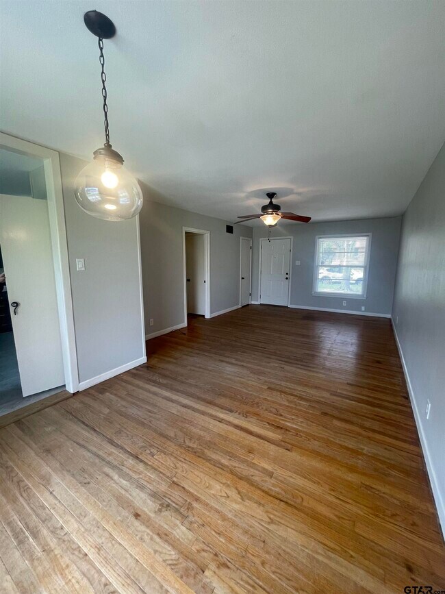 Photo - 1014 Guinn Dr