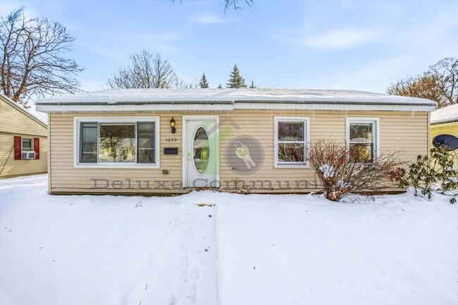 Building Photo - Spacious 3 Bedroom Single Family Home Near Downtown GR | $1795