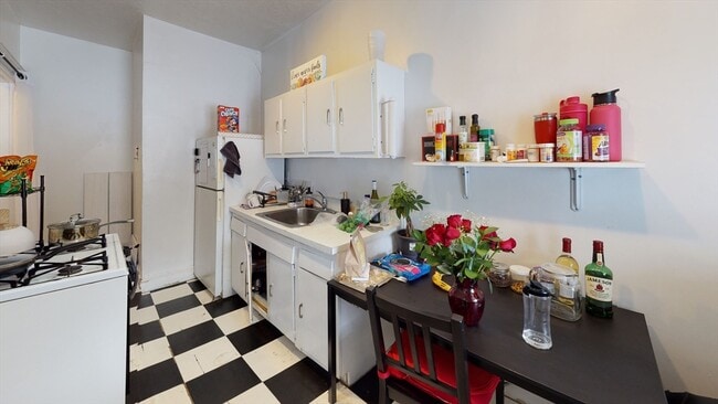 Building Photo - 24 Sidlaw Rd Unit 9