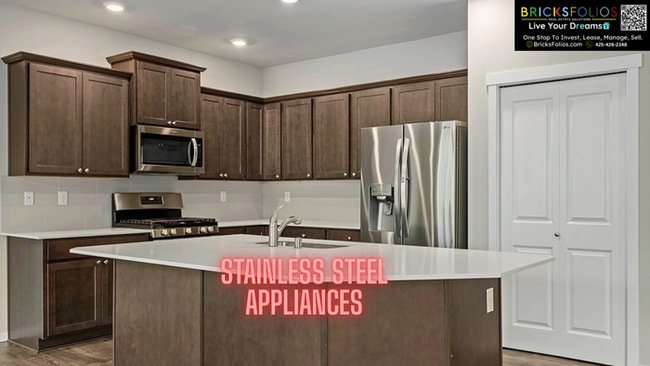 5 BEDROOMS | A/C | 3-CAR GARAGE | FENCED BACKYARD | 2,780 SQ. FT. | CONVENIENT TO JBLM