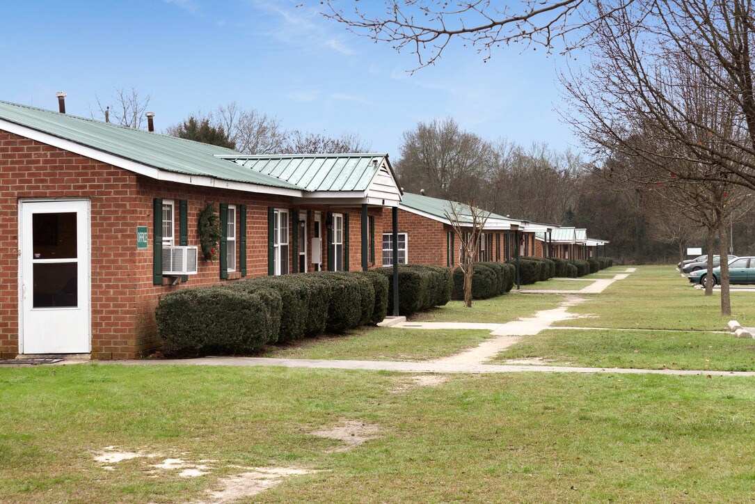 Laurel Apartments - Laurel Apartments