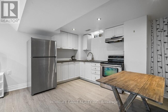 Photo - 98 Lowther Ave