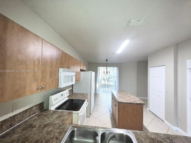 Building Photo - 1909 Hibiscus Ln