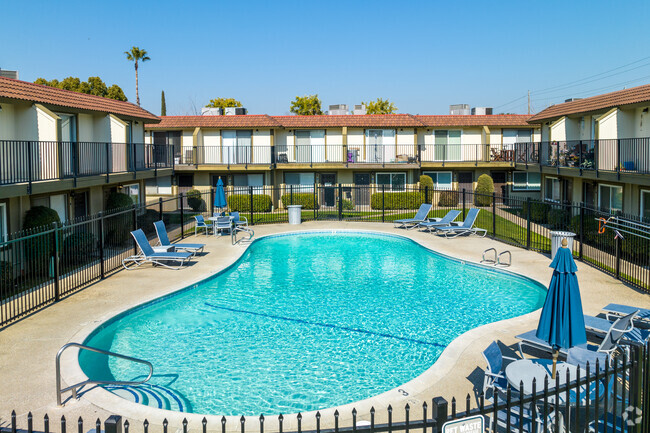 Piscina con estilo de centro turístico - Briarwood Apartments