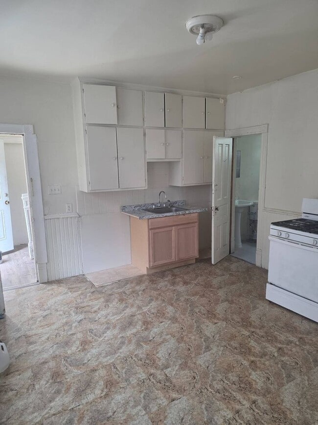 Building Photo - 2235S20thM Unit #1