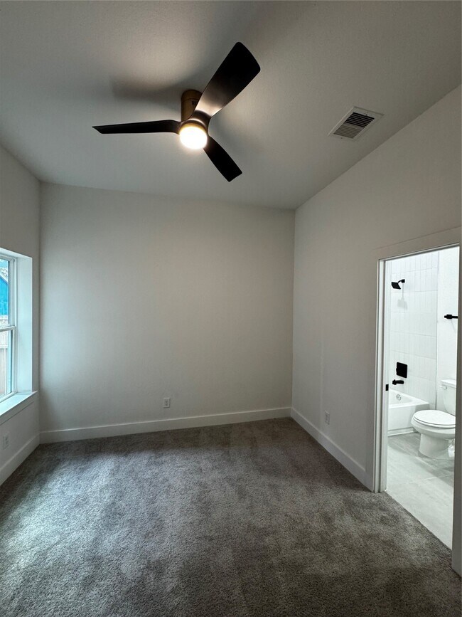 Photo - 868 E 35th St