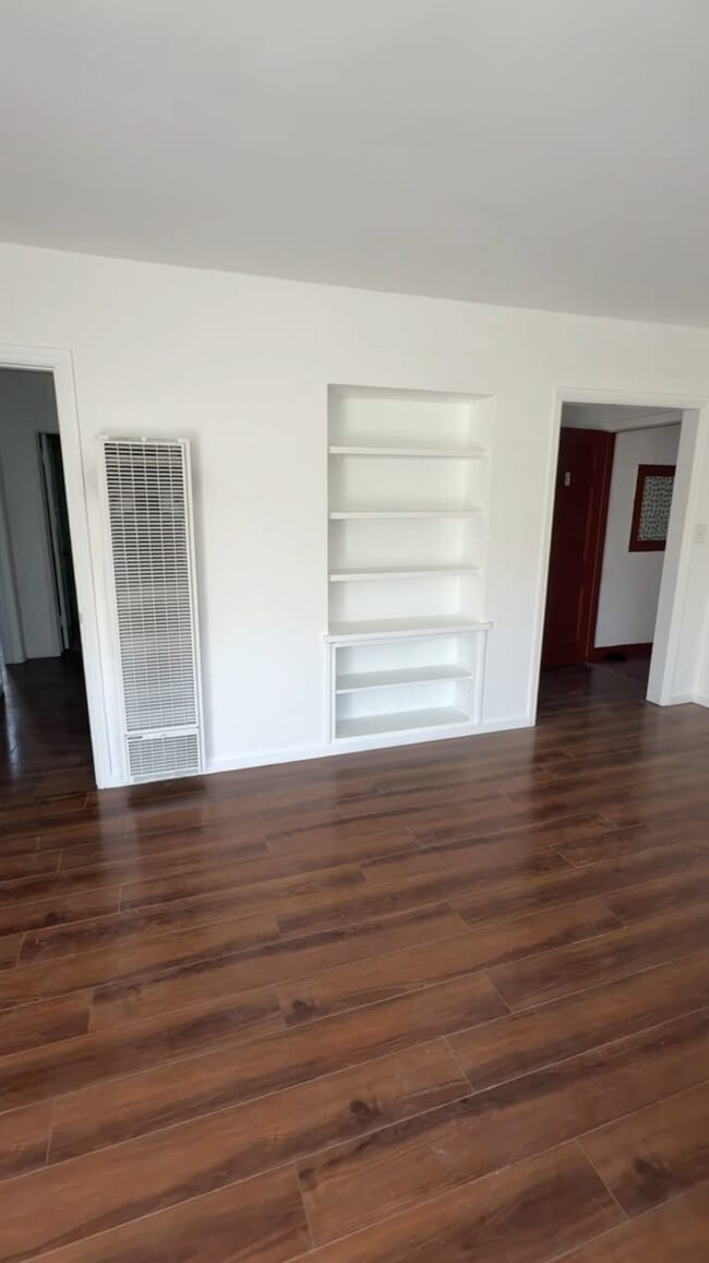 Building Photo - 636 W Queen St Unit Apt C