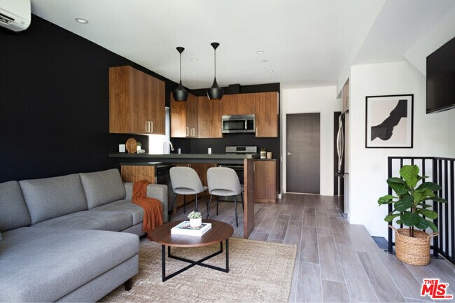 Photo - 1238 W 30th St Unidad 1238.1