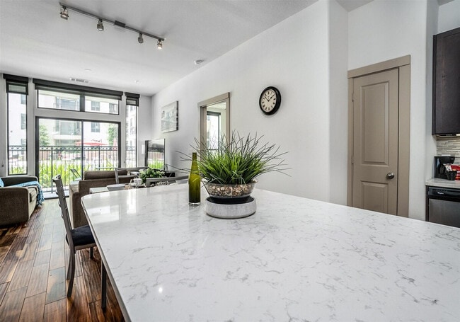 Photo - 955 St Joseph Pkwy Unidad ID1359163P